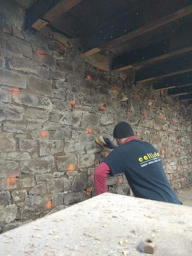 Brossage des murs infestés de mérule